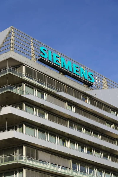 Siemens logo van het bedrijf op Tsjechische hoofdkwartier op 7 November 2016 in Praag, Tsjechië. — Stockfoto
