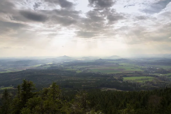 Panoramisch uitzicht vanaf de Jested berg in de buurt van Liberec in Tsjechië — Stockfoto