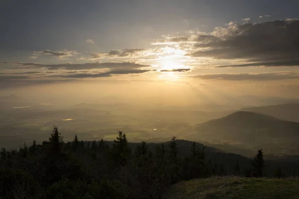 Panoramisch uitzicht vanaf de Jested berg in de buurt van Liberec in Tsjechië — Stockfoto