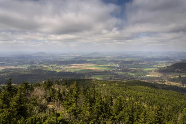 Panoramisch uitzicht vanaf de Jested berg in de buurt van Liberec in Tsjechië — Stockfoto
