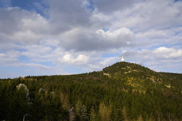 Telecommunicatie zenders toren op Jested, Liberec, Tsjechië — Stockfoto