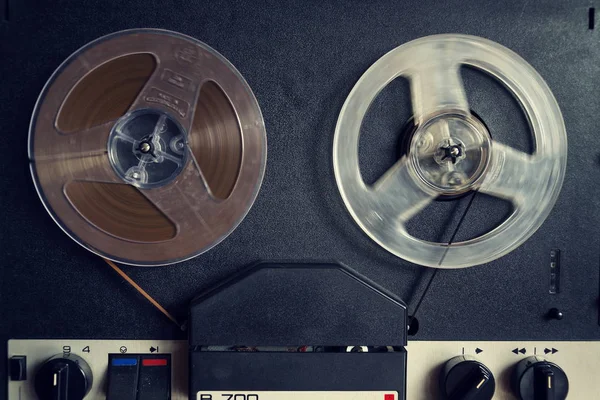 Gefilterde vintage foto van reel-to-reel AudioRegistreertoestel — Stockfoto