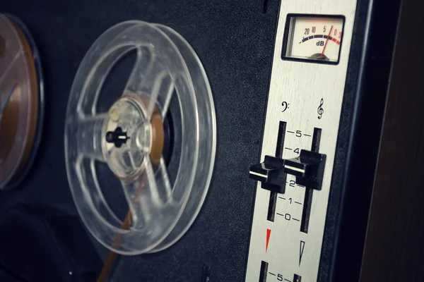 Фильтрованное винтажное изображение катушечного аудиомагнитофона — стоковое фото