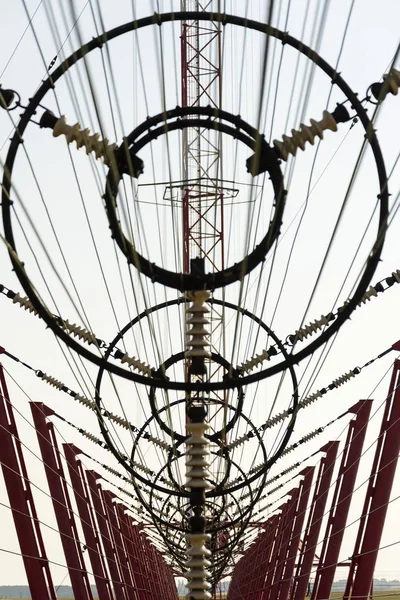 Przewody komunikacji w nadajnik radiowy wieża Liblice w Republice Czeskiej — Zdjęcie stockowe