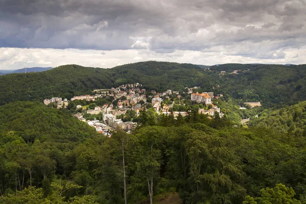 Vue aérienne de la ville thermale Karlovy Vary en République tchèque — Photo