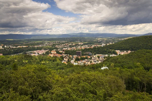 Letecký pohled na lázeňské město Karlovy Vary v České republice — Stock fotografie