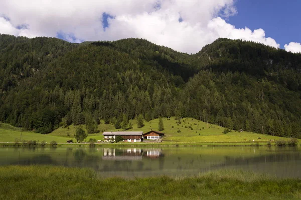 Lago Pillersee com quinta em Sankt Ulrich am Pillersee, Áustria — Fotografia de Stock