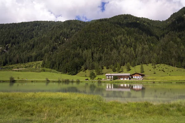 Pillersee mit Bauernhaus in sankt ulrich am pillersee, Österreich — Stockfoto