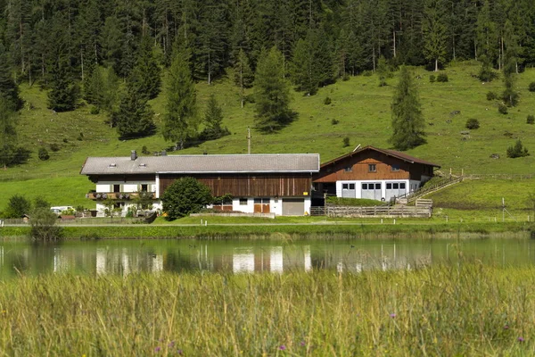 Lago Pillersee con agriturismo a Sankt Ulrich am Pillersee, Austria — Foto Stock