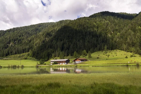 Pillersee mit Bauernhaus in sankt ulrich am pillersee, Österreich — Stockfoto