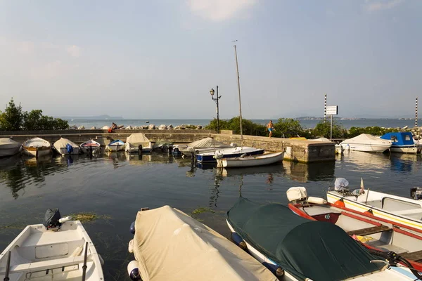 Anclaje de barcos en el puerto de Desenzano del Garda, Italia . — Foto de Stock