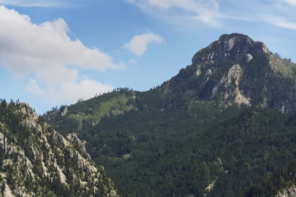 Traunstein Montaña a orillas del lago Traunsee en Salzkammergut, Austria — Foto de Stock