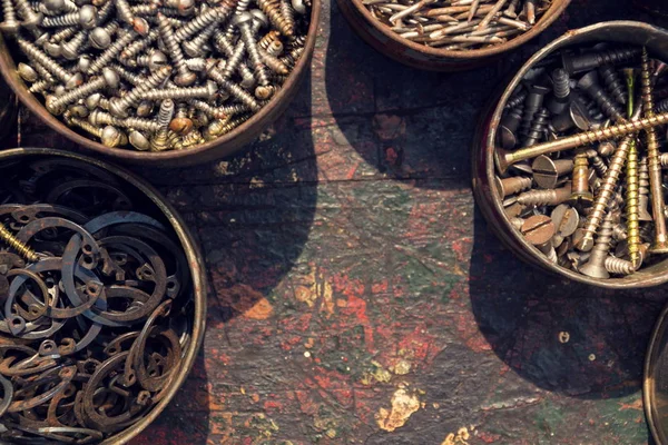 铁钉和螺钉在生锈的锡罐上木制背景 — 图库照片