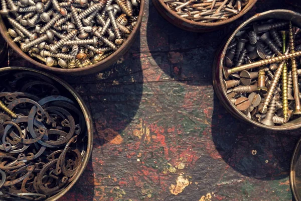 Nagels en schroeven in roestige blikjes op houten achtergrond — Stockfoto