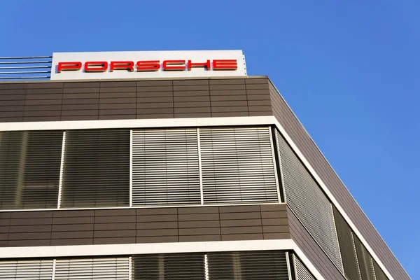 Logotipo de la empresa automotriz Porsche en el edificio central checo — Foto de Stock