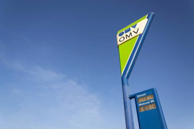OMV uluslararası petrol ve Gaz şirketi logosuna yakıt İstasyonu 16 Aralık 2016 Prag, Çek Cumhuriyeti