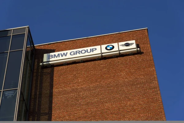 Logo firmy grupy BMW na czeski siedzibę budynek 16 grudnia 2016 w Pradze, Republika Czeska. — Zdjęcie stockowe