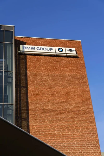 Logo firmy grupy BMW na czeski siedzibę budynek 16 grudnia 2016 w Pradze, Republika Czeska. — Zdjęcie stockowe