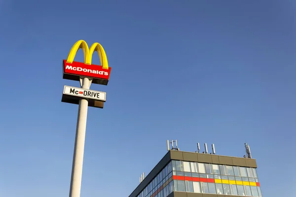 McDonalds logo internazionale della società di fast food — Foto Stock