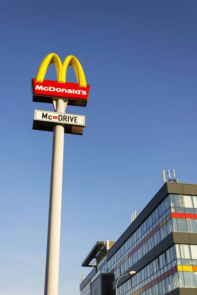 McDonalds logo internazionale della società di fast food — Foto Stock