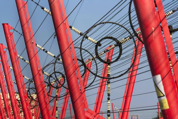 Los cables de comunicación conducen a la estación de conmutación desde la torre del transmisor de radio —  Fotos de Stock