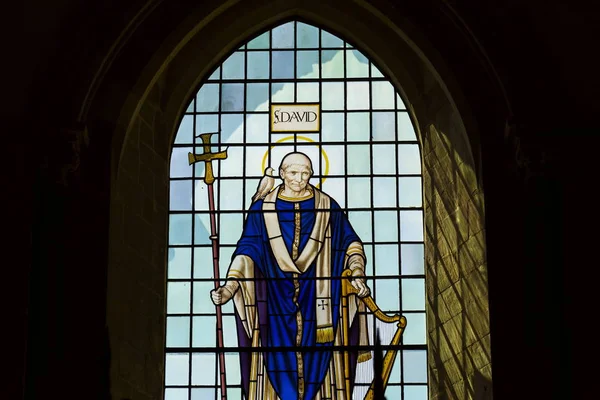 CHICHESTER, REINO UNIDO - 12 DE AGOSTO: Bispo galês Saint David em vitrais na Catedral de Chichester em 12 de agosto de 2016 em Chichester, Reino Unido . — Fotografia de Stock