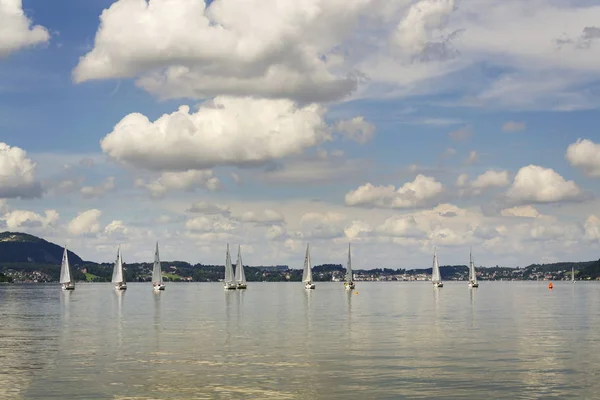 Segelboote fahren am 24. Juli 2016 auf dem Traunsee in Traunkirchen. — Stockfoto