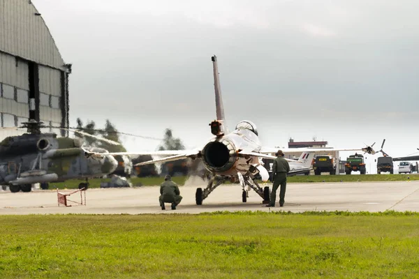 J-015 Koninklijke Luchtmacht Lockheed Martin F-16 ben — Stockfoto