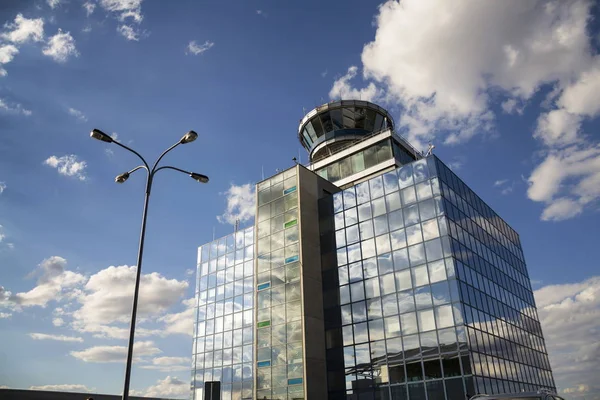 Torre de control del tráfico aéreo en el aeropuerto de Praga, República Checa — Foto de Stock