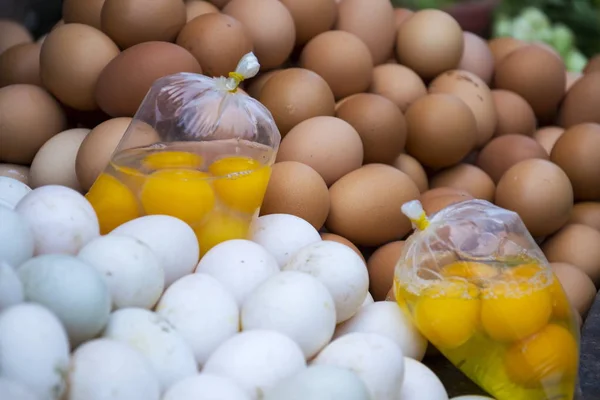 Eier und Eigelb mit Eiweiß in Tüte auf dem Markt in meinem tho, Vietnam — Stockfoto