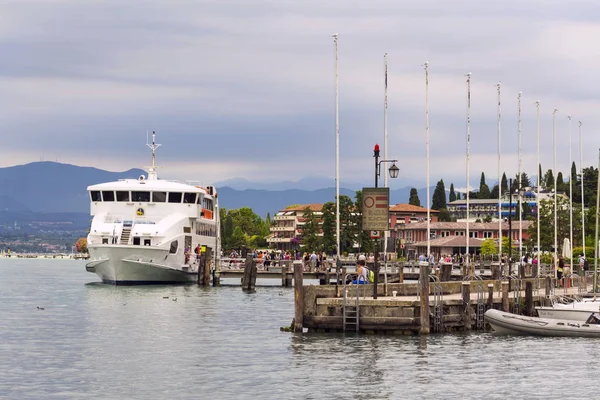 Personas en ferry zarpan del muelle el 31 de julio de 2016 en Sirmione, Italia . — Foto de Stock