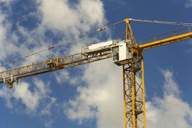 Sarı vinç mavi gökyüzü arka plan ile inşaat sitesinde