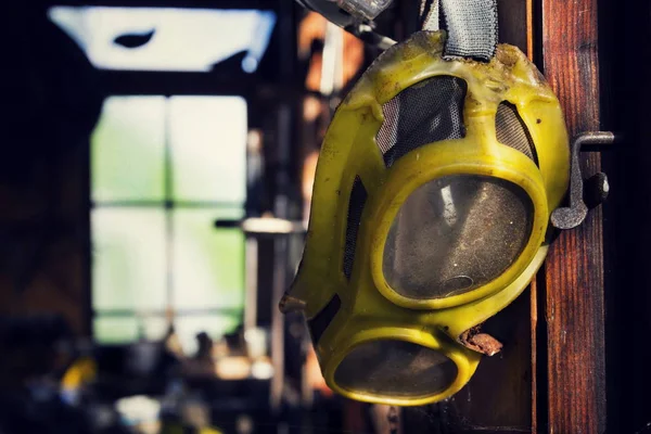 Gafas de seguridad vintage amarillas filtradas colgadas en taller de madera — Foto de Stock