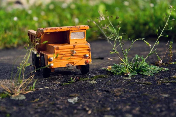 緑の草にヴィンテージのオレンジ色の車のおもちゃのトラックをフィルタ リング — ストック写真