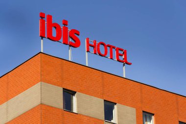 Ibis hotel şirket logosu 1 Ekim 2015 tarihinde binasında Prag, Çek Cumhuriyeti. 