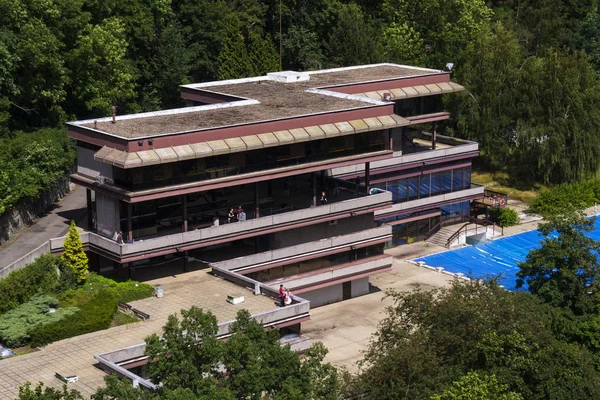 Pessoas por hotel Piscina térmica durante o festival internacional de cinema Karlovy Vary em 3 de julho de 2016 em Karlovy Vary, República Checa . — Fotografia de Stock