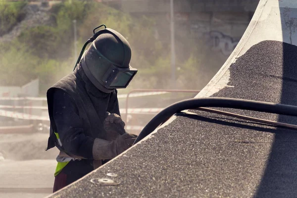 Hombre con casco como robot trabajando en la construcción de un puente —  Fotos de Stock