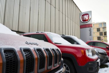 Jeep ve Fiat grup şirket logosuna çek Bayilik Prag, Çek Cumhuriyeti 20 Ocak 2017 üzerinde bina. Amerikan regülatör Epa araştırmak Fiat Chrysler hile emisyonları için.