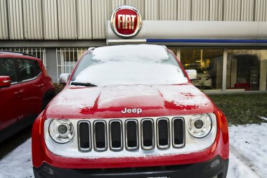 Jeep ve Fiat grup şirket logosuna çek Bayilik Prag, Çek Cumhuriyeti 20 Ocak 2017 üzerinde bina. Amerikan regülatör Epa araştırmak Fiat Chrysler hile emisyonları için.