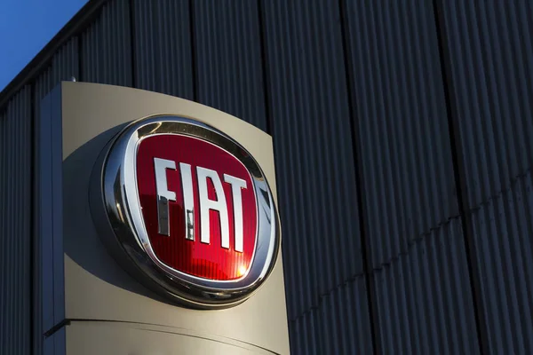 Logotipo de la empresa del grupo Fiat en el edificio de concesionarios checos el 20 de enero de 2017 en Praga, República Checa . — Foto de Stock