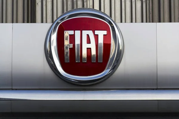 Grupa Fiat logo firmy na dealerskiej, opierając się na 20 stycznia 2017 w Pradze, Czechy. Amerykańskiego regulatora Epa zbadania Fiat Chrysler dla emisji, oszukiwanie. — Zdjęcie stockowe