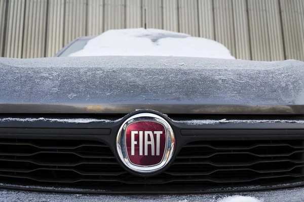 Araba Bayilik Prag, Çek Cumhuriyeti için tarih 20 Ocak 2017 önünde Fiat şirket logosu. Amerikan regülatör Epa araştırmak Fiat Chrysler hile emisyonları için. — Stok fotoğraf