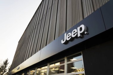 Prague, Çek Cumhuriyeti 20 Ocak 2017 üzerinde bina Bayilik üzerinde Jeep şirket logosu. Amerikan regülatör Epa araştırmak Fiat Chrysler otomobil emisyonları için hile.