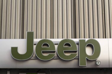 Prague, Çek Cumhuriyeti 20 Ocak 2017 üzerinde bina Bayilik üzerinde Jeep şirket logosu. Amerikan regülatör Epa araştırmak Fiat Chrysler otomobil emisyonları için hile.