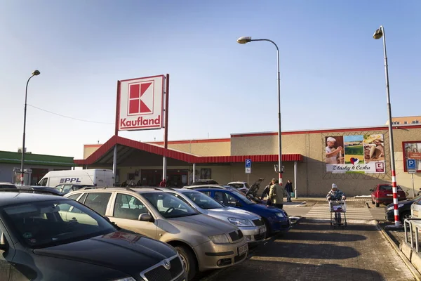 Alman zincirinden, Schwartz tur Prag, Çek Cumhuriyeti için üzerinde 21 Ocak 2017 parçası hipermarket logosuna Kaufland.