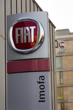 Prague, Çek Cumhuriyeti 20 Ocak 2017 üzerinde bina Bayilik Fiat grup şirket logosu. Amerikan regülatör Epa araştırmak Fiat Chrysler hile emisyonları için.