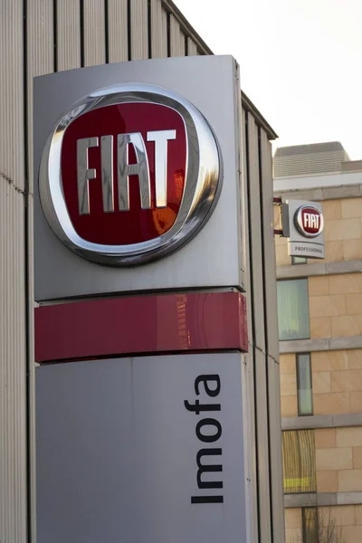 Logotipo de la compañía del grupo Fiat en la construcción de concesionarios el 20 de enero de 2017 en Praga, República Checa. Regulador estadounidense EPA investiga a Fiat Chrysler por hacer trampa de emisiones . — Foto de Stock