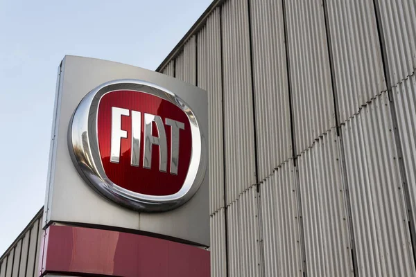 Logotipo de la compañía del grupo Fiat en la construcción de concesionarios el 20 de enero de 2017 en Praga, República Checa. Regulador estadounidense EPA investiga a Fiat Chrysler por hacer trampa de emisiones . — Foto de Stock