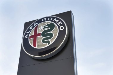 Prague, Çek Cumhuriyeti 20 Ocak 2017 üzerinde bina Bayilik Alfa Romeo araba logosu. Amerikan regülatör Epa araştırmak Fiat Chrysler otomobil emisyonları için hile.