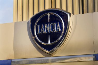 Prague, Çek Cumhuriyeti 20 Ocak 2017 üzerinde bina Bayilik Lancia araba logosu. Amerikan regülatör Epa araştırmak Fiat Chrysler otomobil emisyonları için hile.